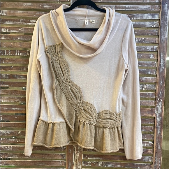Elegant Beige Sweater with Textured Design - Picture 1 of 1